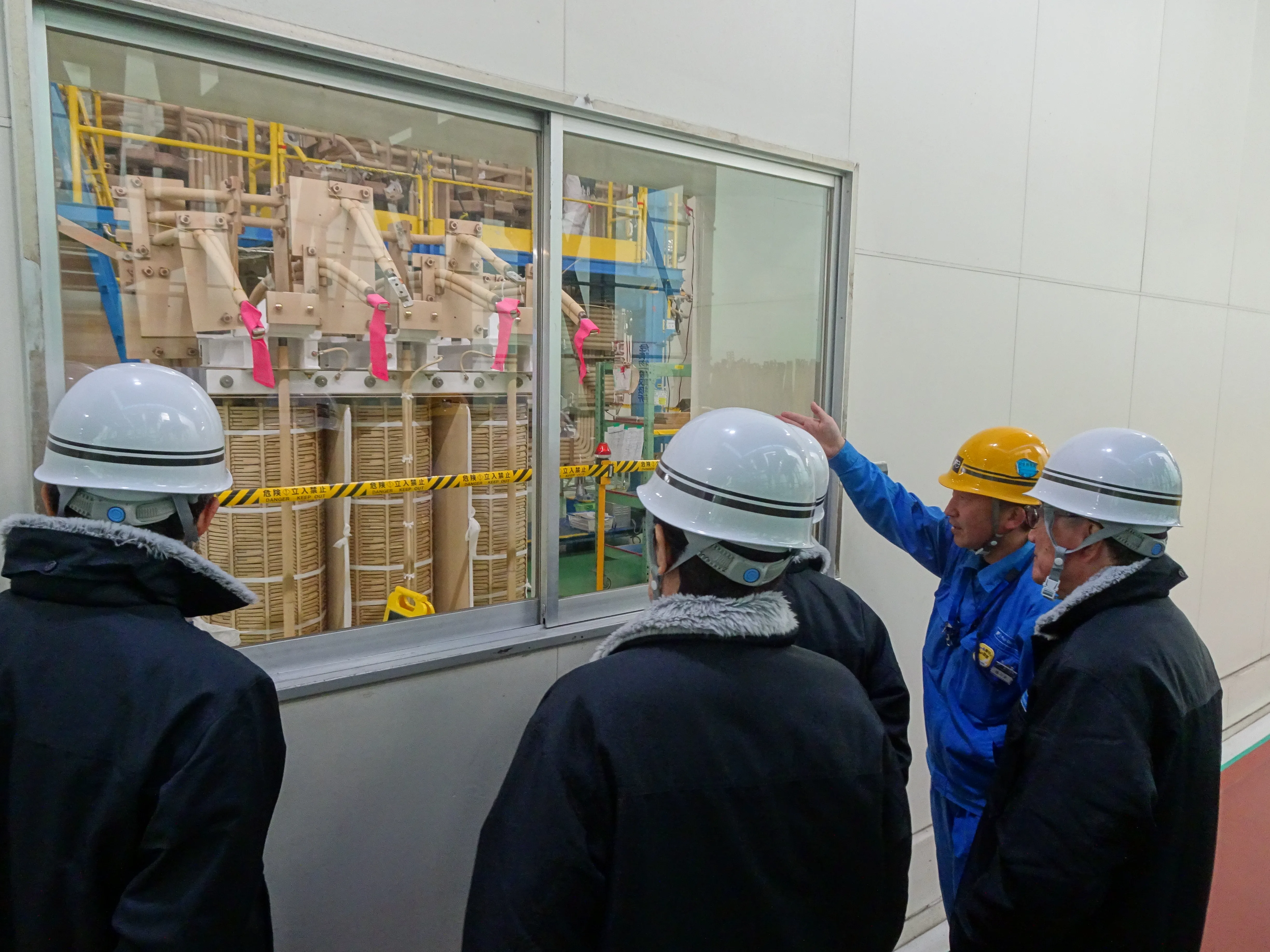 Outside Directors and Audit & Supervisory Board Members touring the Chiba Factory